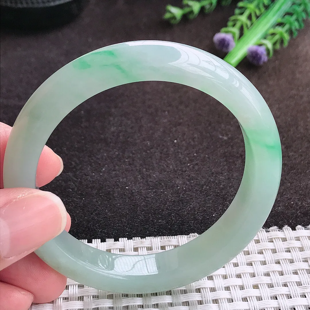 自然光55.5/11.4/8.3老坑秀气温润飘绿手镯宽边翡翠玉镯手环