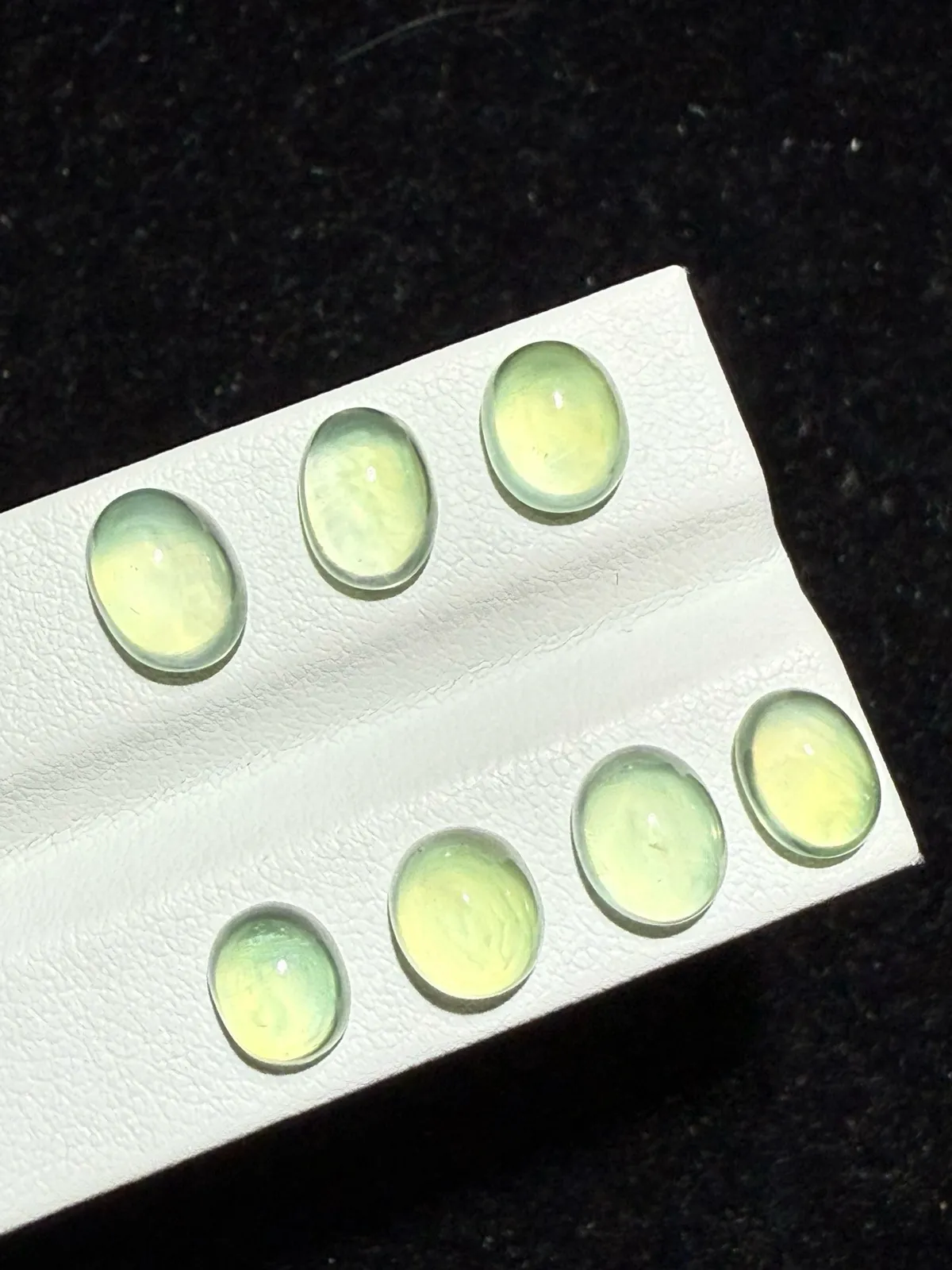 13.845ct天然葡萄石裸石，尺寸8.9*6.7*4.8mm，颜色美艳 ，微棉，冰透，起荧光