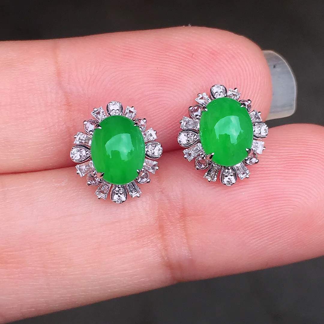 阳绿蛋面耳钉，色泽均匀艳丽，玉质细腻，荧光感超
强，饱满圆润，尽显优雅气质，18k
金豪华镶嵌