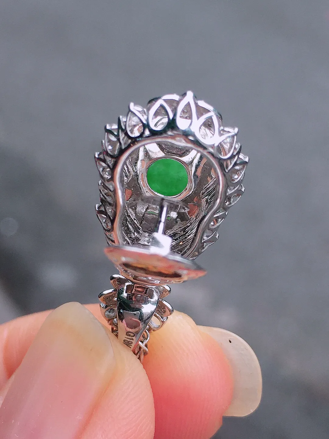 阳绿葫芦吊坠，色泽均匀艳丽，玉质细腻，荧光感超
强，饱满圆润，尽显优雅气质，18k
金豪华镶嵌