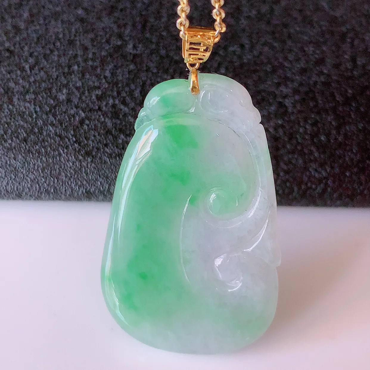 18k金镶嵌冰润飘绿翡翠如意吊坠，款式新颖时尚，日常百搭的款。清秀高雅，佩戴优雅高贵！#4.126