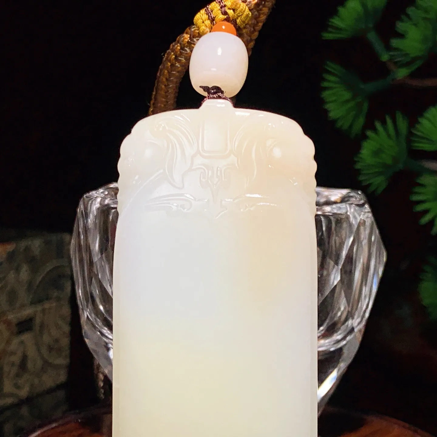 新疆和田玉且末糖吉祥如意平安无事牌挂件。尺寸68/34/11重68.2克 白度一级。玉质细腻油润 脂粉好，品质好。lt251030