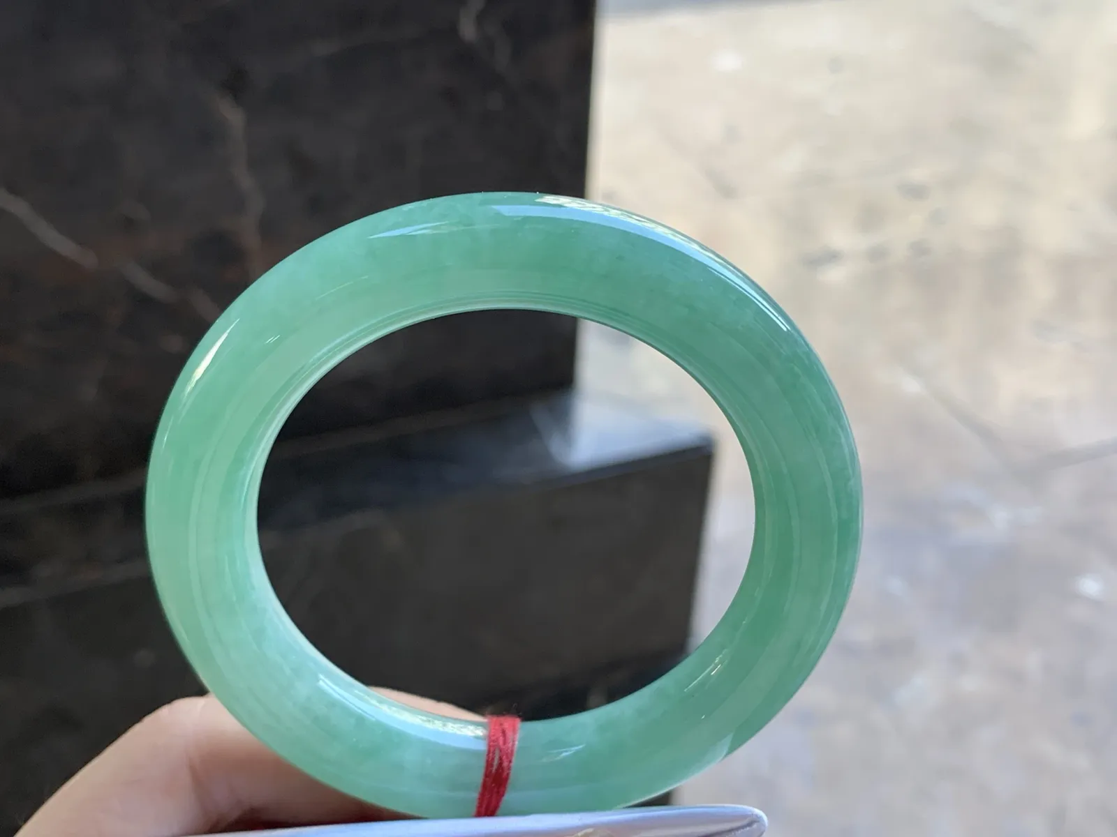 57-11.7
豆绿色圆条手镯^_^颜色均匀