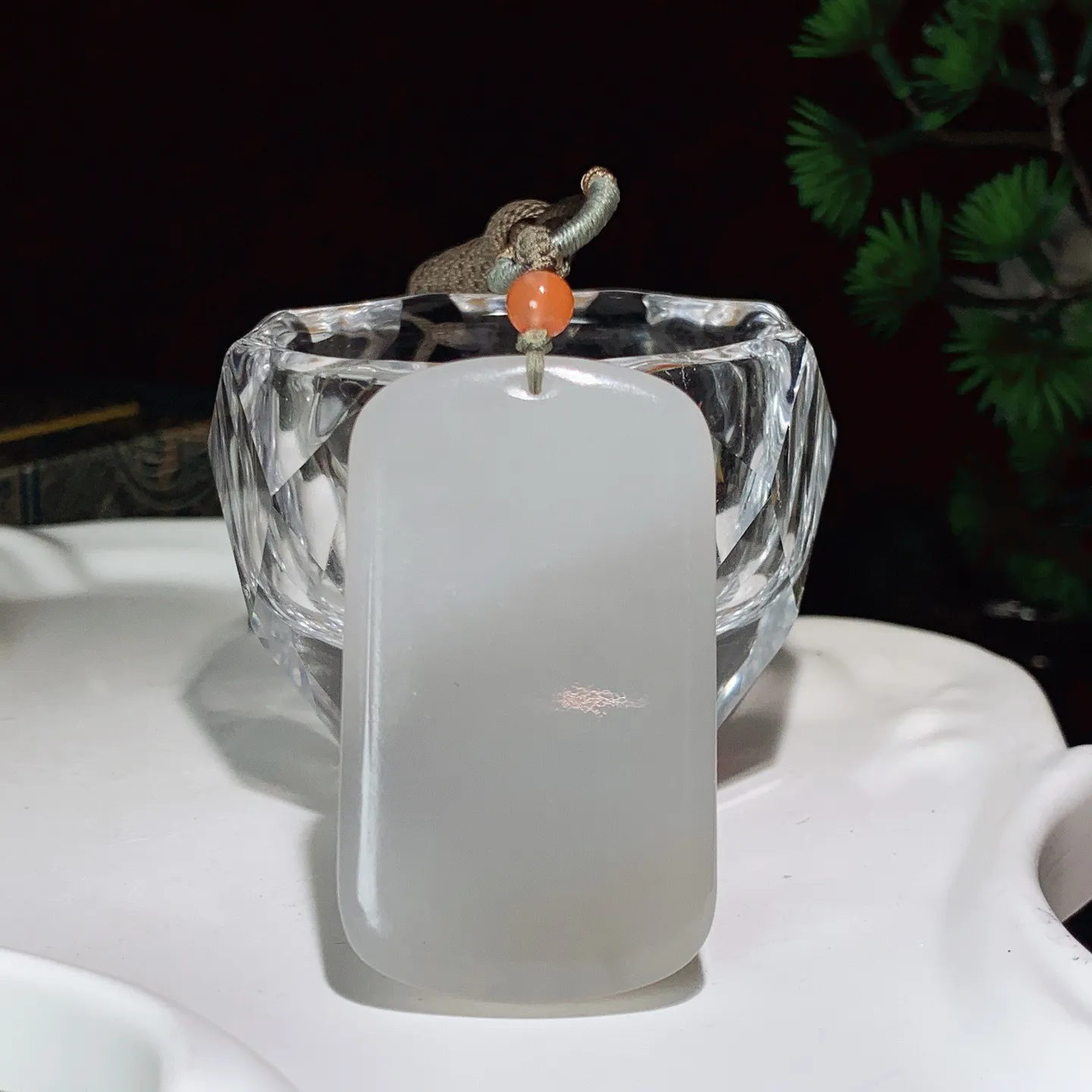 和田玉白加紫平安无事牌挂件。尺寸52/30/7重32.7克 白度一级。玉质细腻油润 脂粉好，品质好。