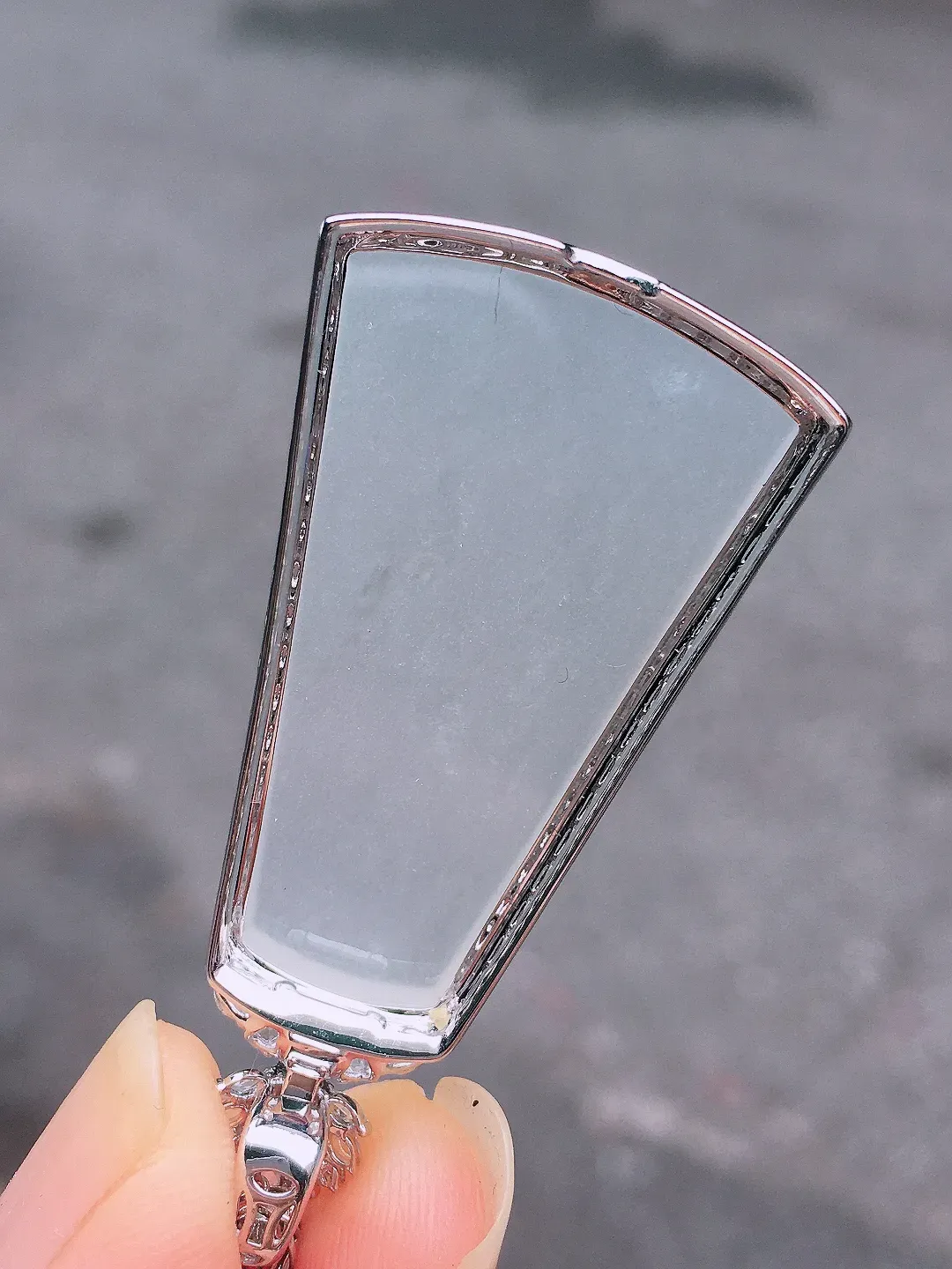 冰种无事牌吊坠，玉质细腻，荧光感超
强，饱满圆润，尽显优雅气质，18k
金豪华镶嵌