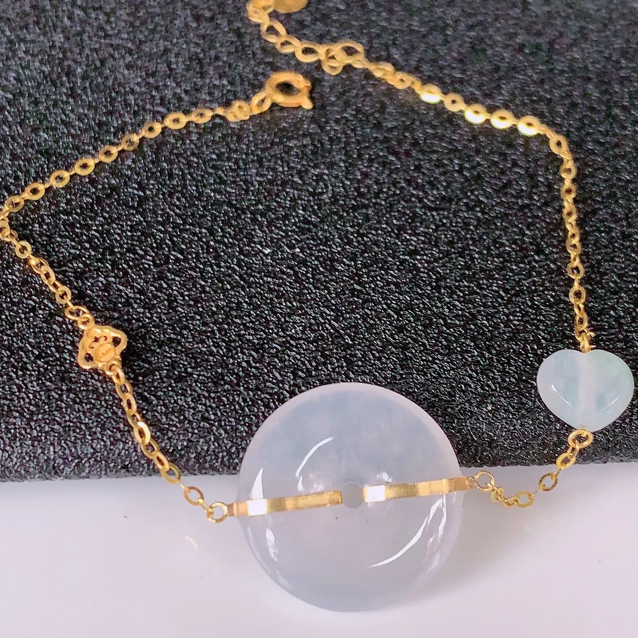 自然光实拍 18k金镶嵌冰种翡翠平安扣手链，沁人心脾，豪华镶嵌而成，手链佩戴效果大气出众，尽显气质。翡翠种水好，胶感足，颜相当漂亮，高性价比，值得入手品鉴！#57.29平安扣16*3.5