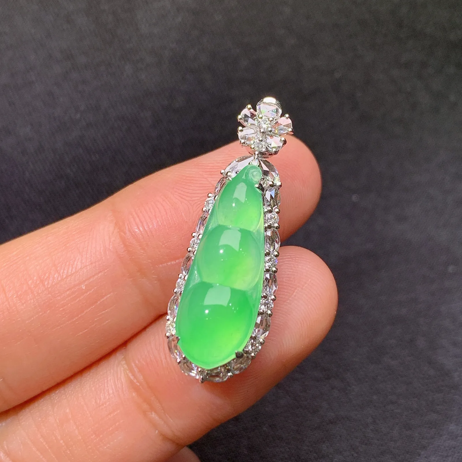 冰阳绿福豆吊坠，18k金镶嵌，冰润色阳，玉质细腻，种水足 尺寸29.7*10.3*9.6