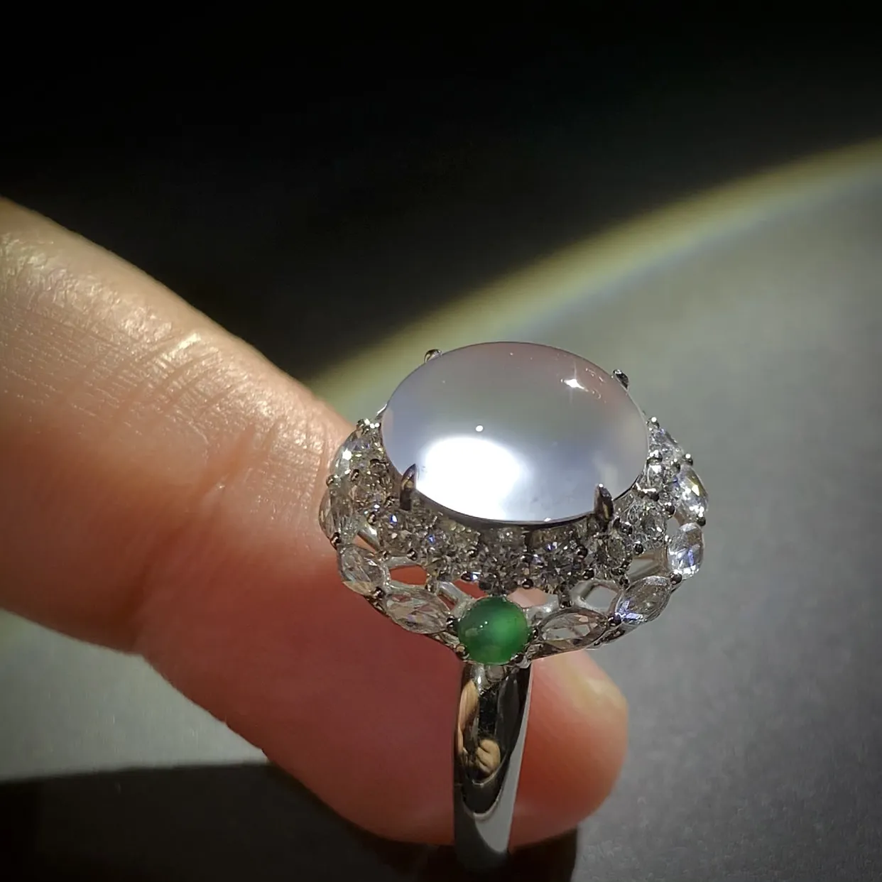 白冰戒指，裸石约11.3-9.5-5.2mm，
台面整体17-16.8-12.5mm，
14#，18K金，南非钻，翡翠绿蛋面