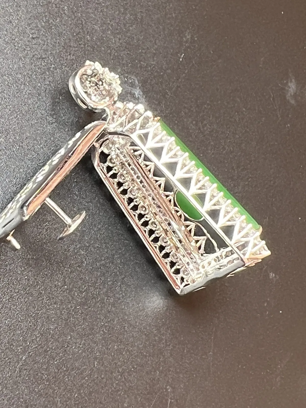 满绿平安无事牌色阳、厚装，整体尺寸40.5*18.9*12.5 祼石尺寸22.8*12.1*2.8