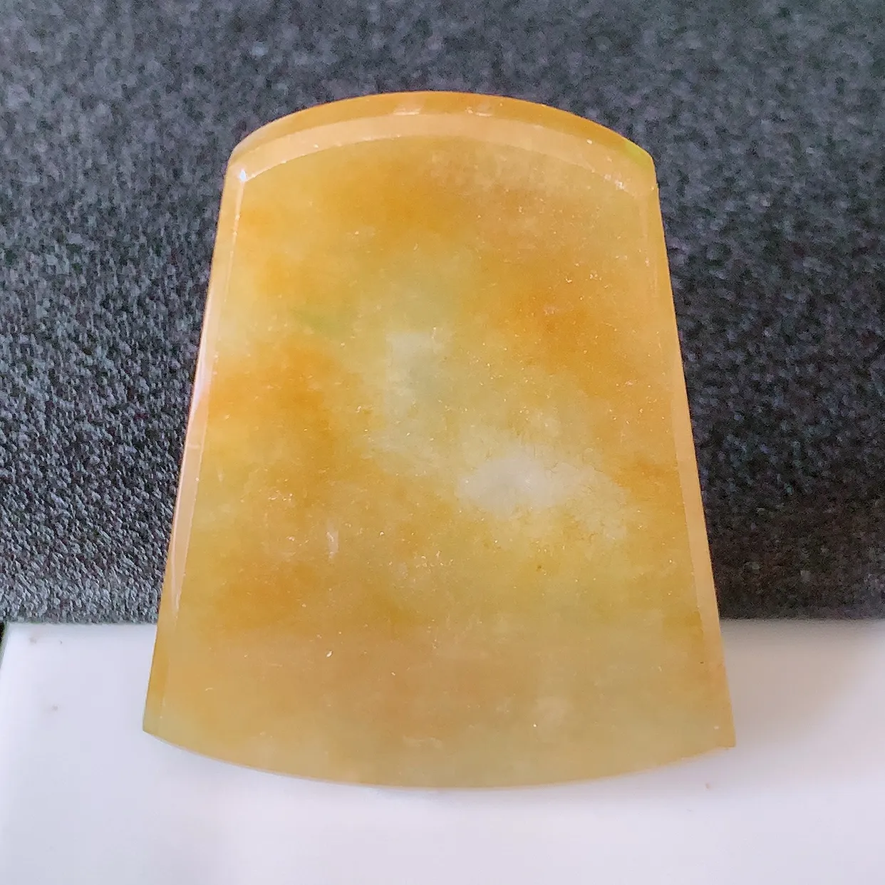 自然光实拍，冰润黄翡翡翠平安无事牌吊坠，平平安安，无事牌翠色灵动，佩戴平安时尚！#00.26