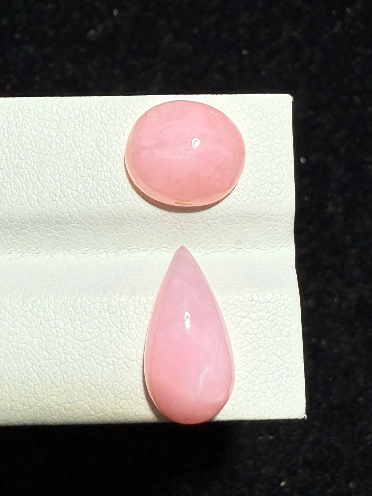 7.475ct天然粉欧泊蛋白石裸石，尺寸11.4*10.1*4.7毫米，颜色美艳