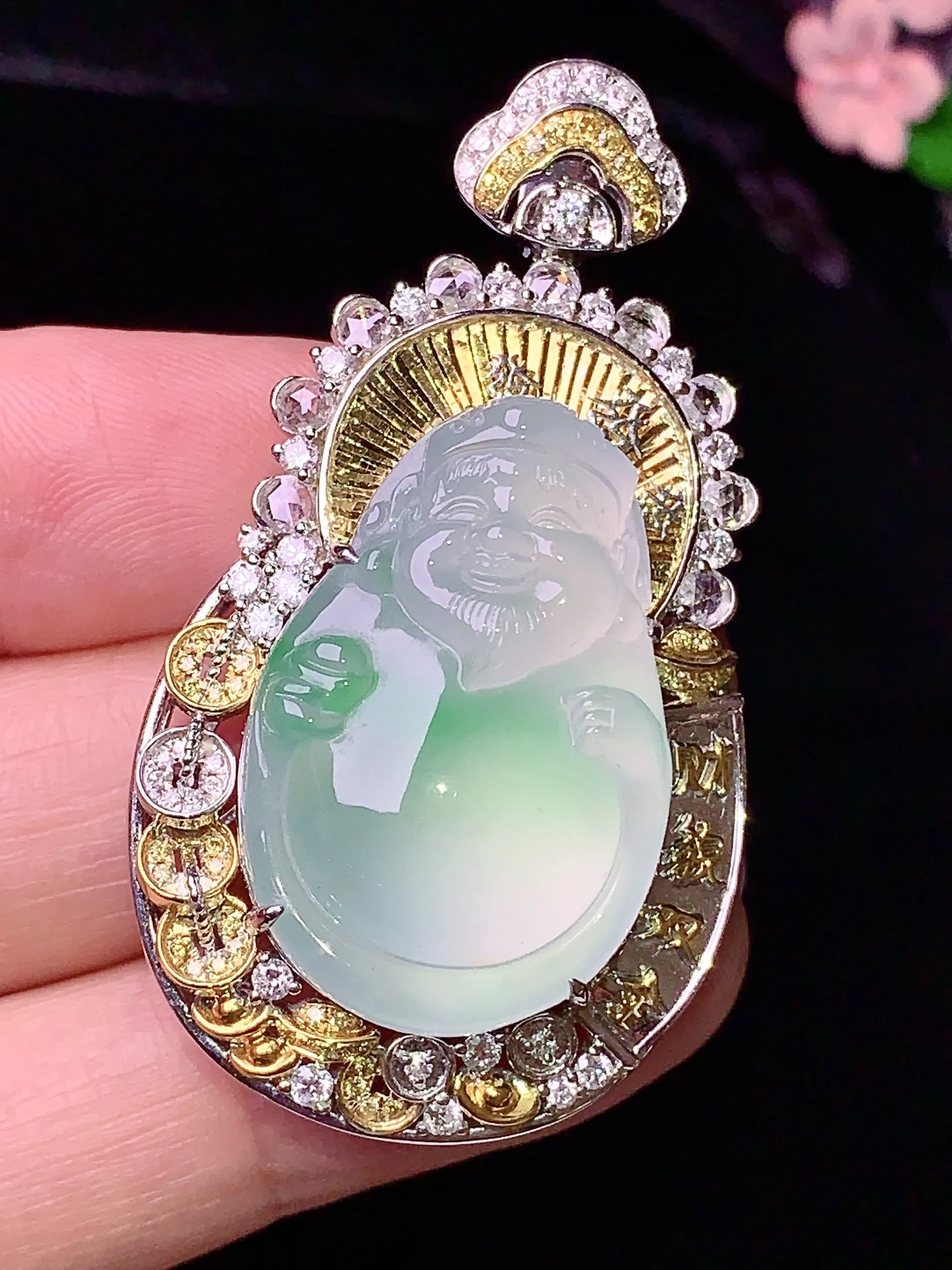 18k金钻镶嵌冰种财神吊坠 玉质细腻 色泽艳丽 水润亮眼  整体尺寸47.3*25*12.3