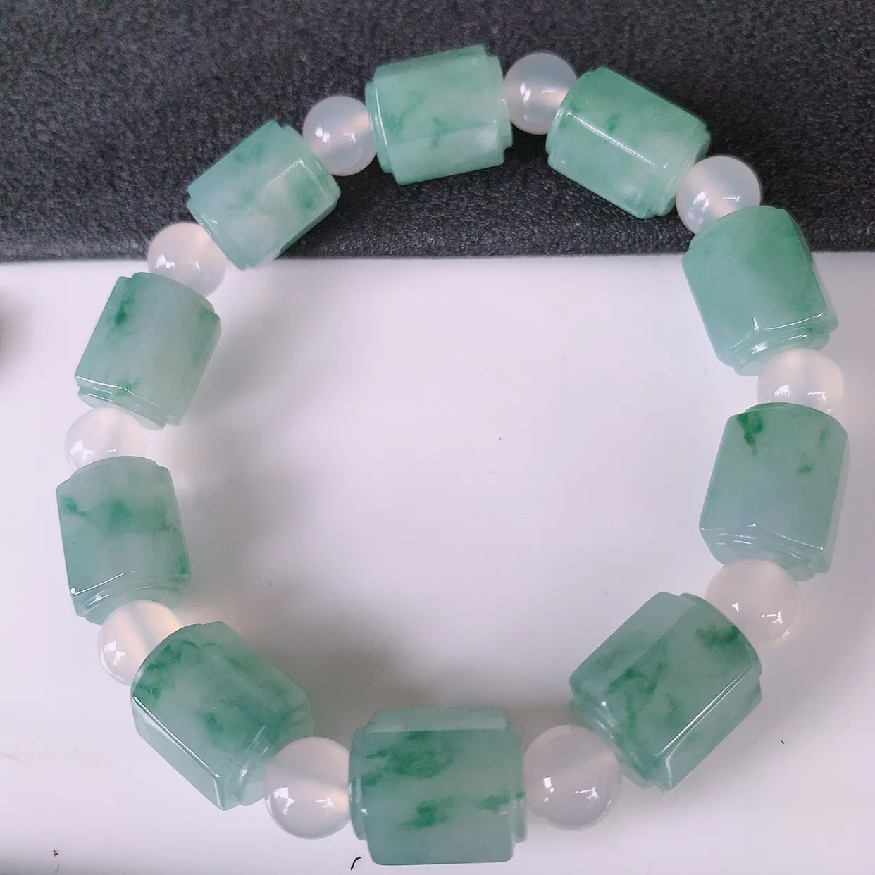 自然光实拍，冰润飘花翡翠路路通手串，花式飘逸，佩戴效果大方时尚，圆珠为装饰珠！#89.29取一尺寸1