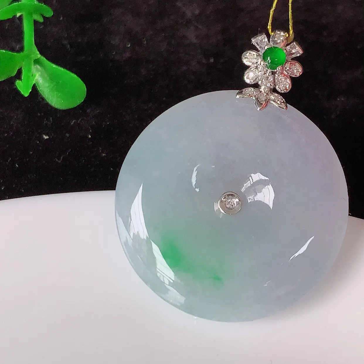 自然光实拍，18K金镶嵌冰飘绿翡翠平安扣吊坠，玉扣，冰润光泽，寓意平平安安，平安扣佩戴时尚漂亮！#35.29整体32.5*25.5*5.6裸石25.5*25.5