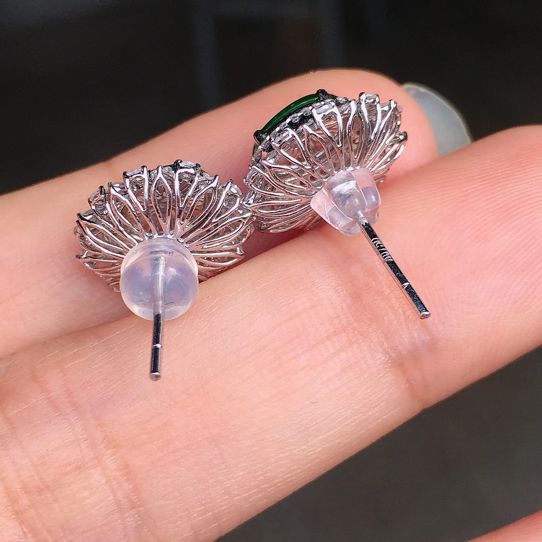 阳绿蛋面耳钉，色泽均匀艳丽，玉质细腻，荧光感超
强，饱满圆润，尽显优雅气质，18k
金豪华镶嵌