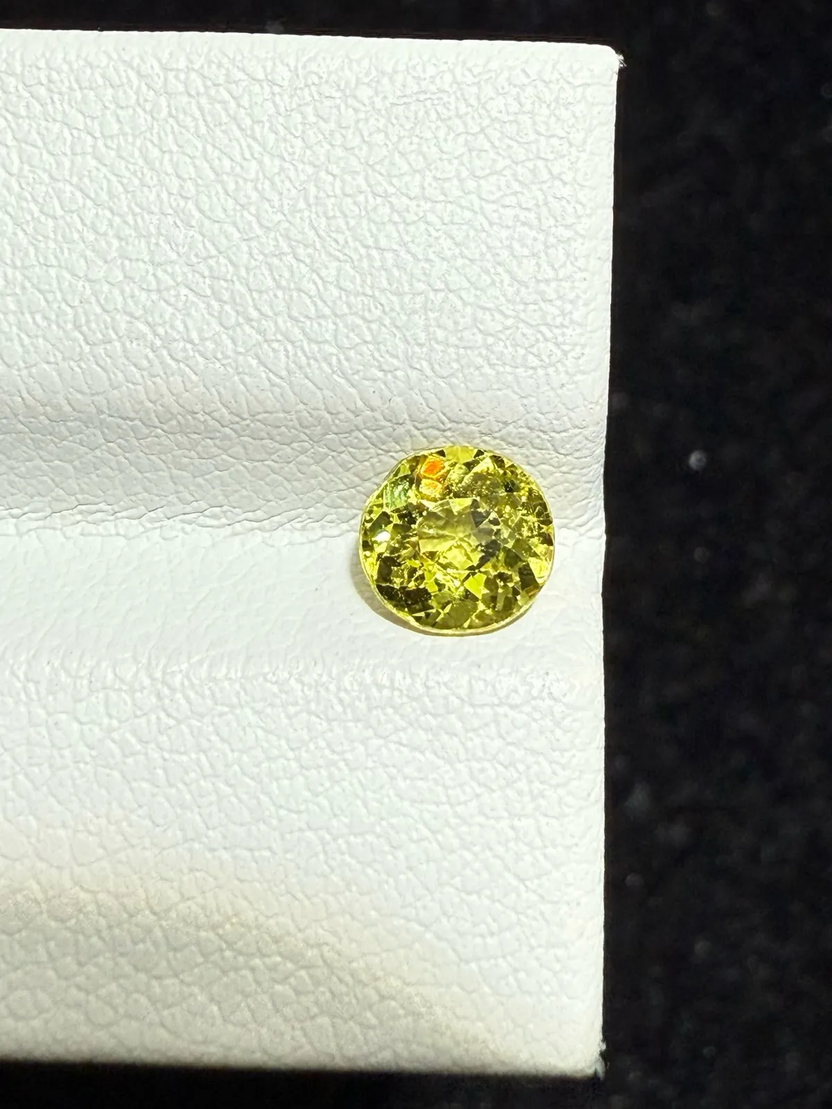 0.91ct天然马里榴石裸石，尺寸5.8*5.6*3.6毫米，颜色美艳 ，晶体通透，火彩足