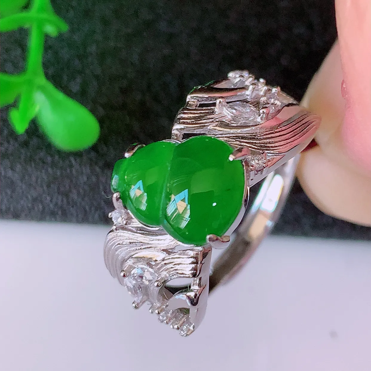 冰透满绿翡翠925银镶嵌戒指，自然光实拍，翠色灵动，颜色漂亮，种老水足，品相佳，佩戴佳品！#97.26（圈口可调大小）整体23.5-20-5裸石10*7.5