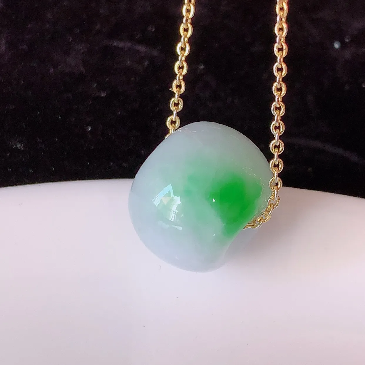 自然光实拍，冰润飘阳绿翡翠路路通吊坠，寓意好运连连，路路畅通，经典款式，财运滚滚，路路通，佩戴效果更好！配图银链子#05.26