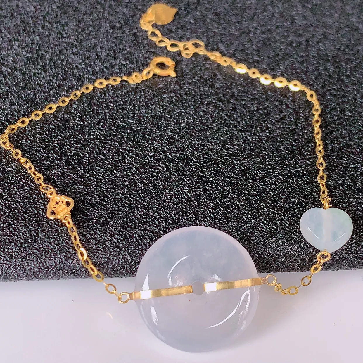 自然光实拍 18k金镶嵌冰种翡翠平安扣手链，沁人心脾，豪华镶嵌而成，手链佩戴效果大气出众，尽显气质。