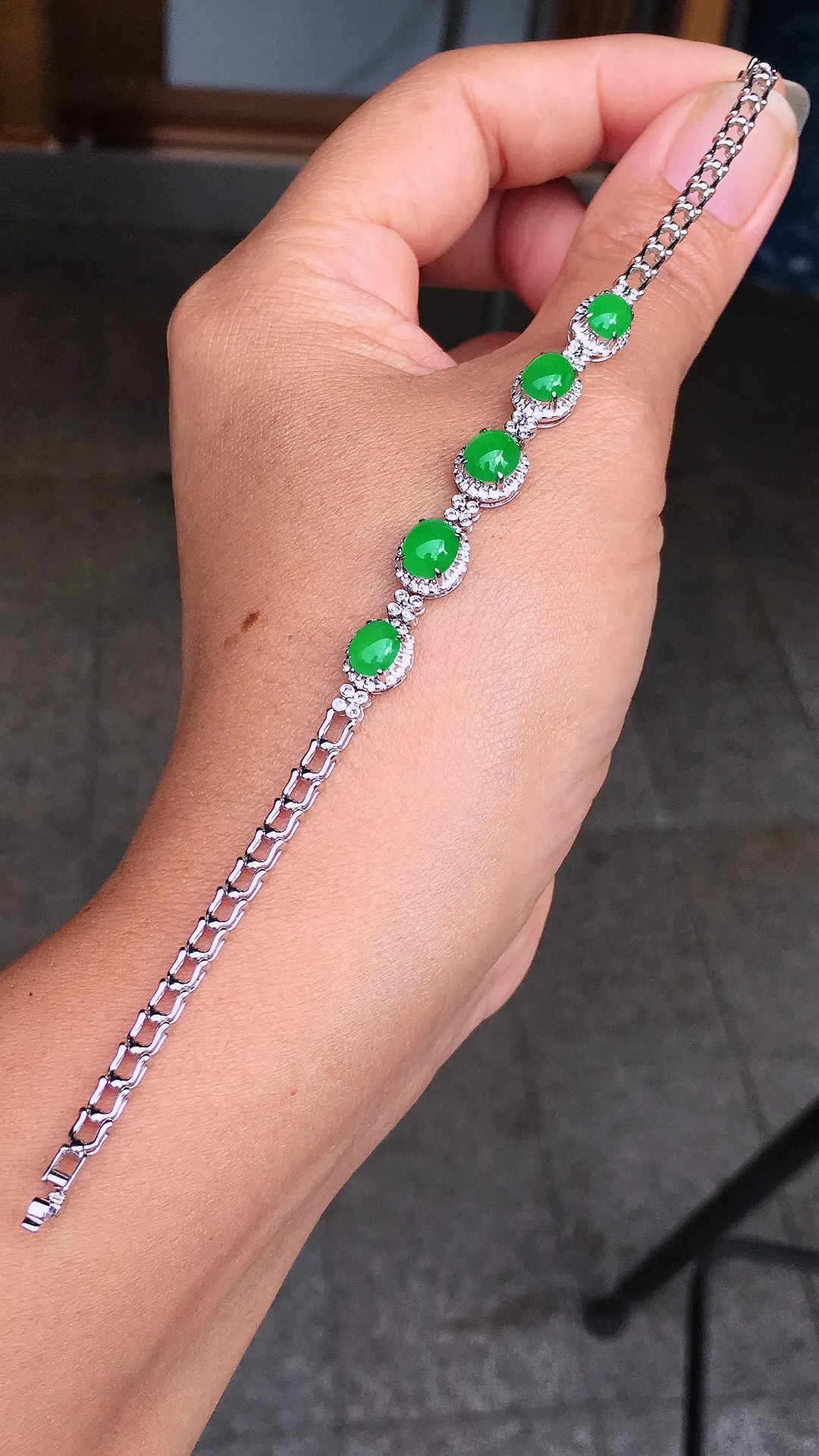 阳绿蛋面手链，色泽均匀艳丽，玉质细腻，荧光感超
强，饱满圆润，尽显优雅气质，18k
金豪华镶嵌