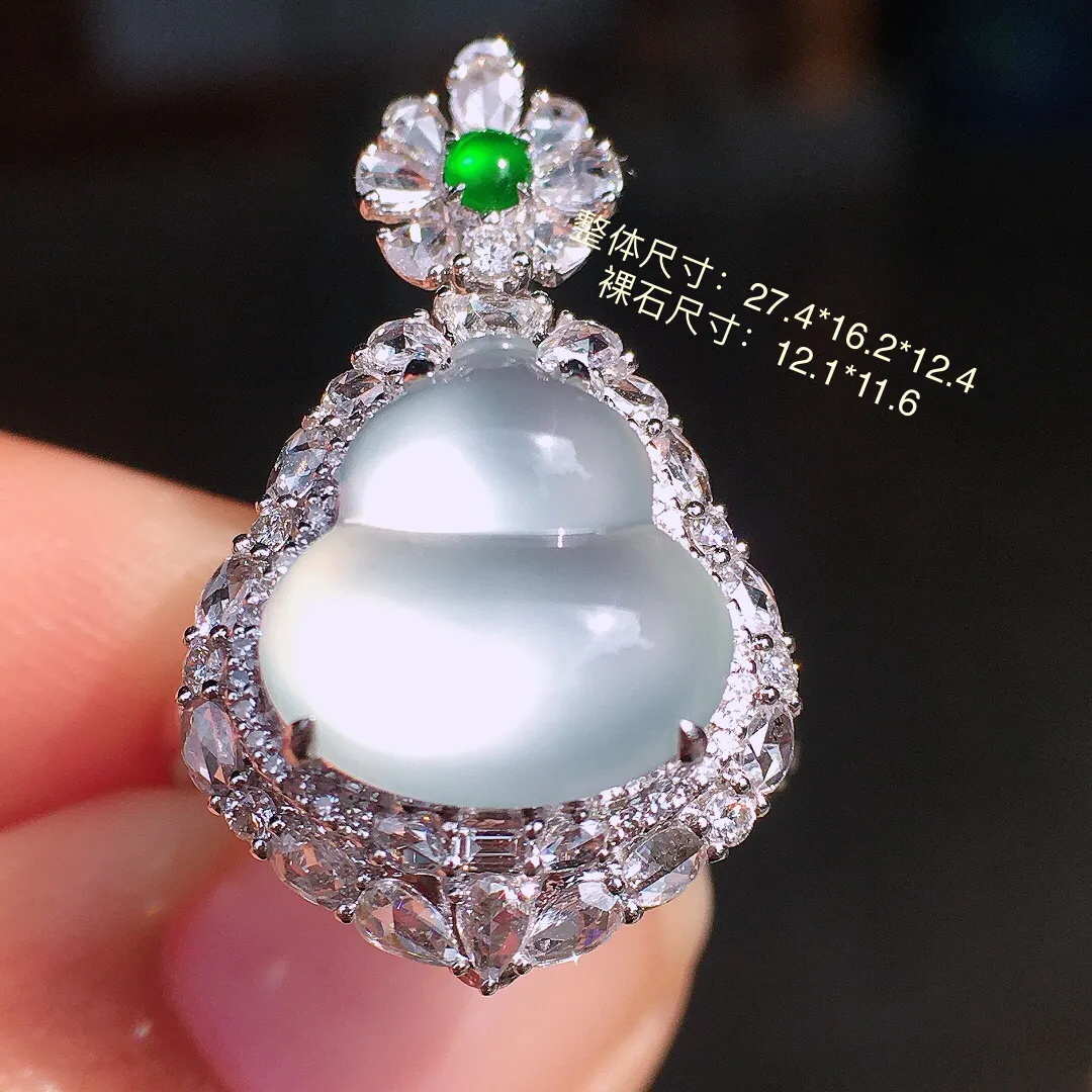 冰种葫芦戒指/吊坠两用款，色泽均匀艳丽，玉质细腻，荧光感超
强，饱满圆润，尽显优雅气质，18k
金豪华镶嵌