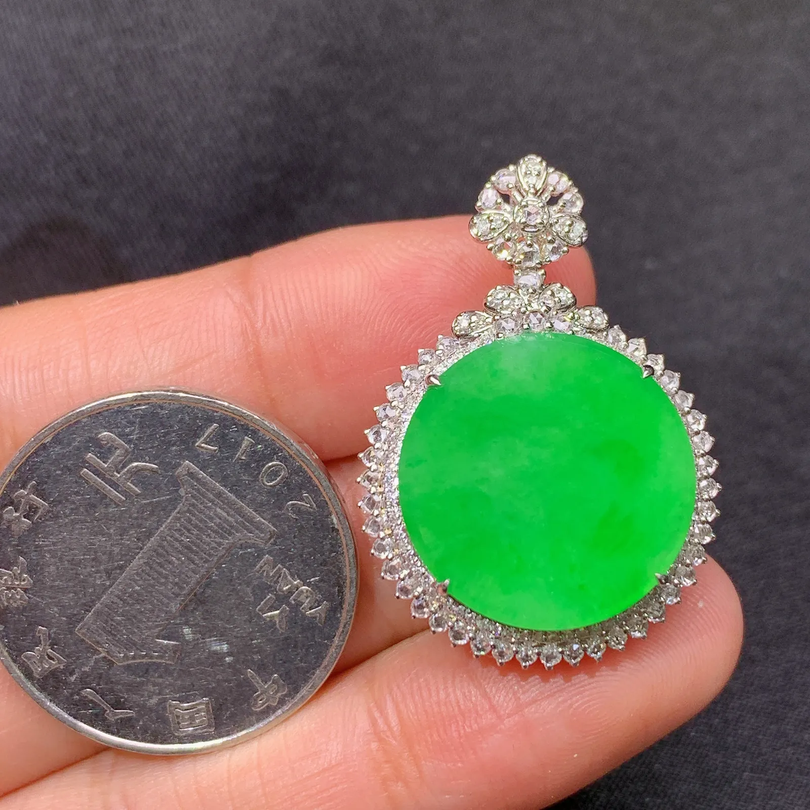 阳绿圆牌吊坠，18k金镶嵌，冰润色阳，种老水足 尺寸31.4*22.4*9.6