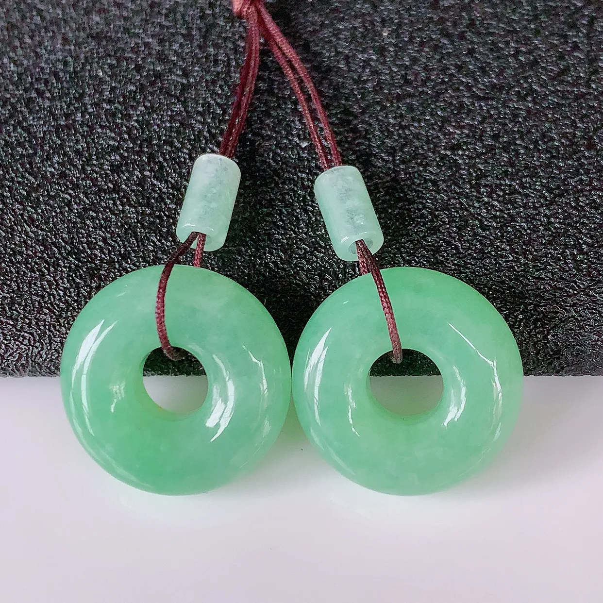 自然光实拍，满绿翡翠一对平安扣耳坠，翠色灵动，玉质细腻，颜色漂亮，品相佳，佩戴佳品！配图银线 #57.29