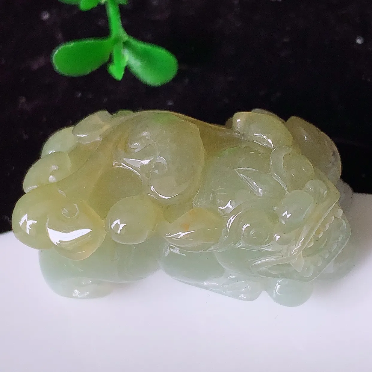 自然光实拍，冰润黄翡招财貔貅翡翠吊坠，民间有“一摸貔貅运程旺盛，再摸貔貅财运滚滚，三摸貔貅平步青云 ”的美好祝愿。#81.26