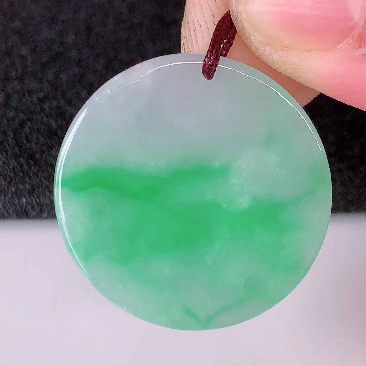 自然光实拍，冰润飘绿翡翠平安无事牌吊坠，平平安安，无事牌翠色灵动，佩戴平安时尚！#57.29