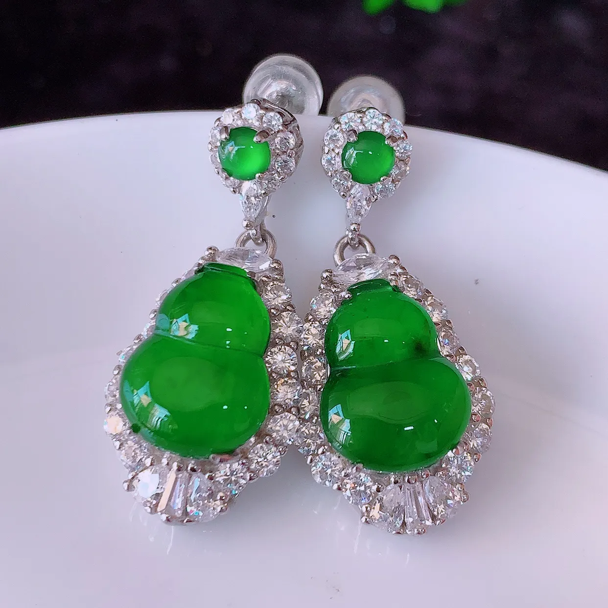 冰透满绿翡翠925银镶嵌葫芦耳坠，自然光实拍，翠色灵动，颜色漂亮，种老水足，品相佳，佩戴佳品！#97