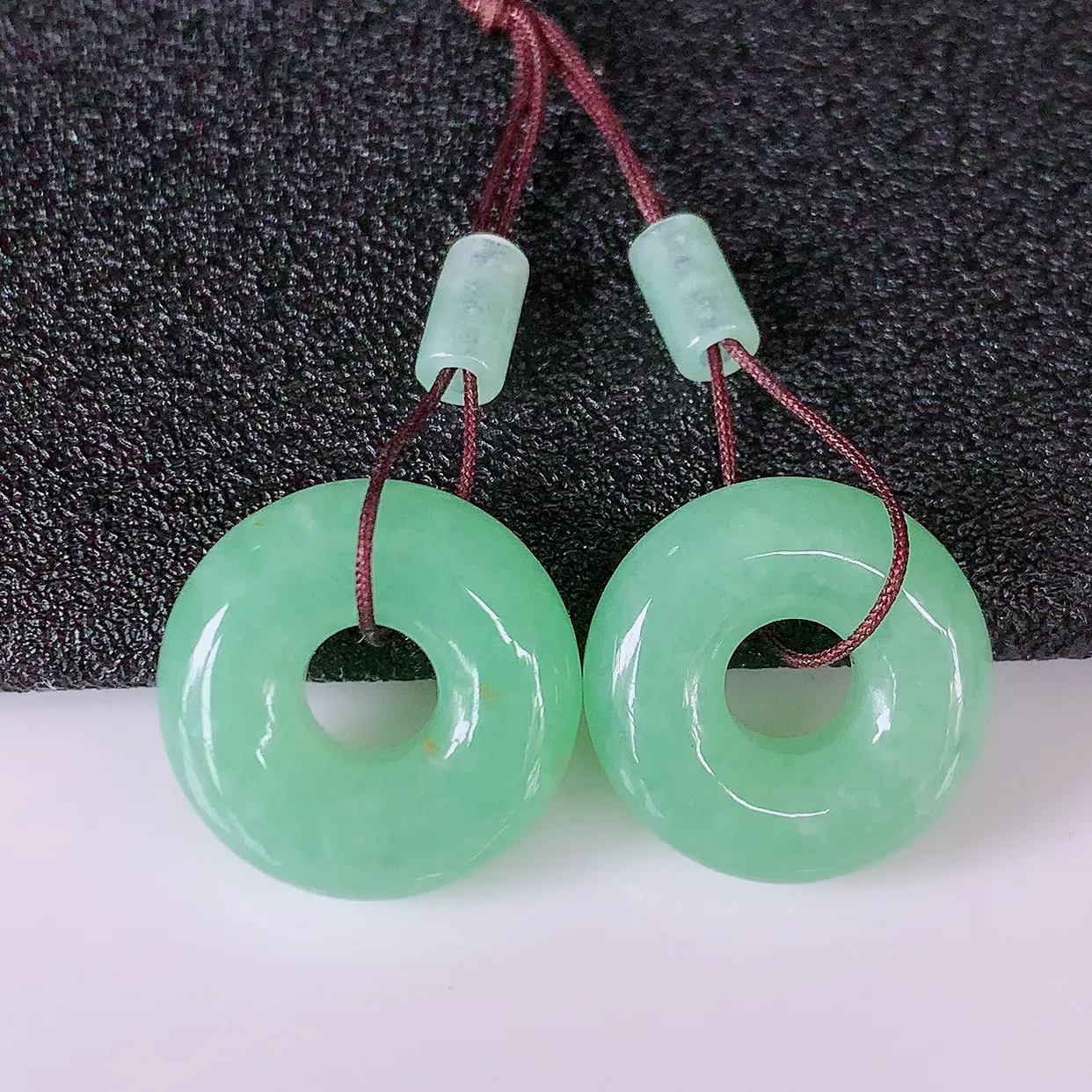 自然光实拍，满绿翡翠一对平安扣耳坠，翠色灵动，玉质细腻，颜色漂亮，品相佳，佩戴佳品！配图银线 #57.29