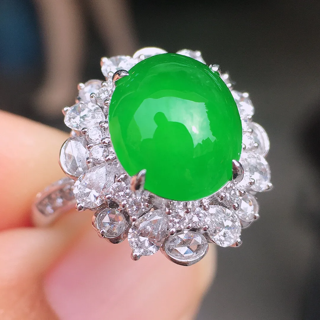 阳绿蛋面戒指，色泽均匀艳丽，玉质细腻，荧光感超
强，饱满圆润，尽显优雅气质，18k
金豪华镶嵌