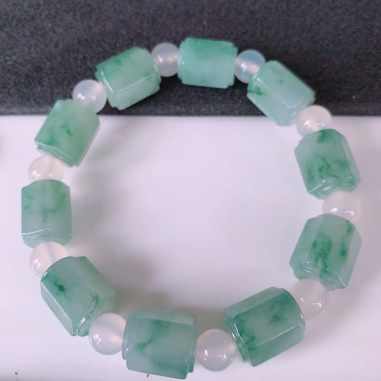 自然光实拍，冰润飘花翡翠路路通手串，花式飘逸，佩戴效果大方时尚，圆珠为装饰珠！#89.29取一尺寸13.8*10.5