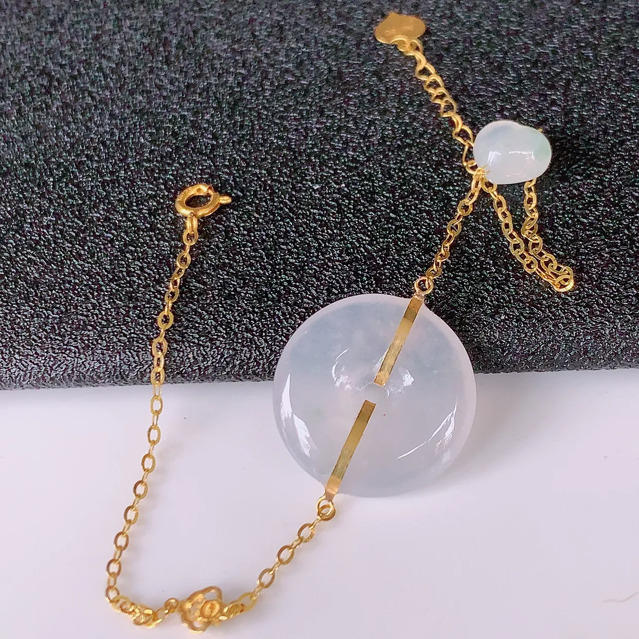 自然光实拍 18k金镶嵌冰种翡翠平安扣手链，沁人心脾，豪华镶嵌而成，手链佩戴效果大气出众，尽显气质。翡翠种水好，胶感足，颜相当漂亮，高性价比，值得入手品鉴！#57.29平安扣16*3.5