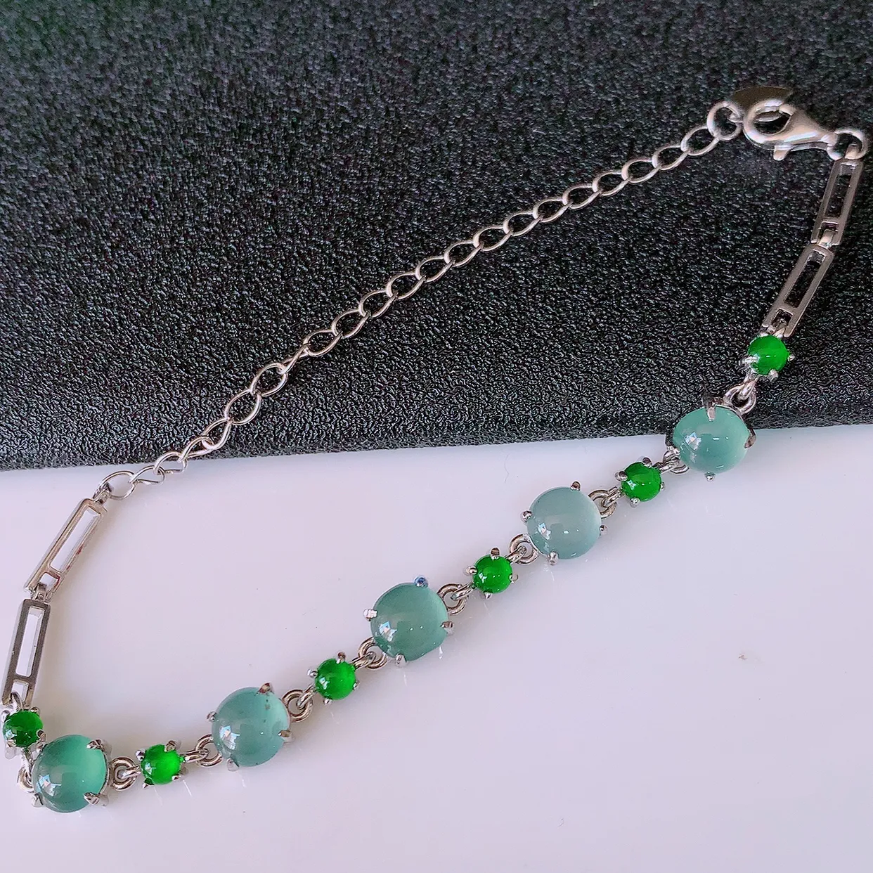 冰透满绿翡翠925银镶嵌手链，自然光实拍，翠色灵动，颜色漂亮，种老水足，品相佳，佩戴佳品！#97.26整体6*5.5*4.5裸石6*5.5