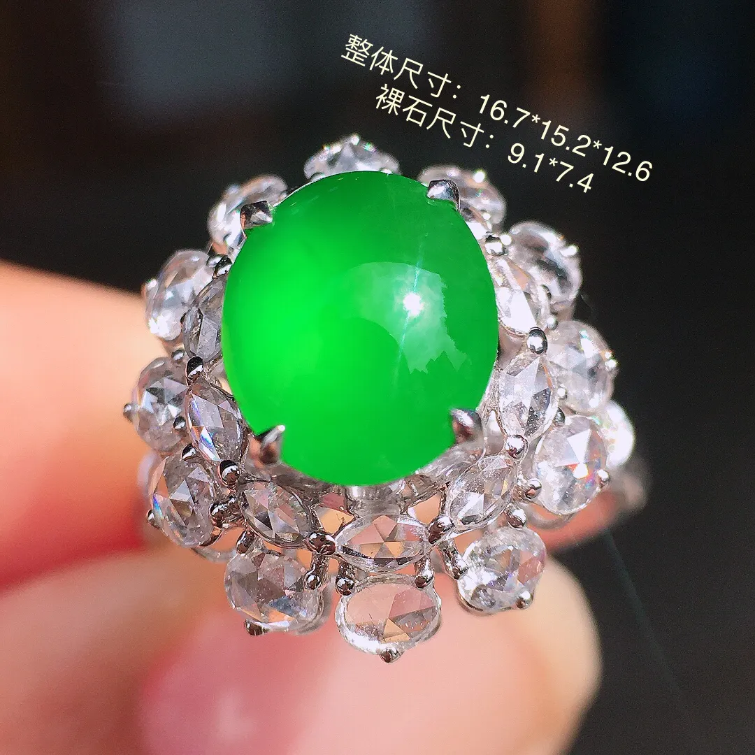 阳绿蛋面戒指，色泽均匀艳丽，玉质细腻，荧光感超
强，饱满圆润，尽显优雅气质，18k
金豪华镶嵌
