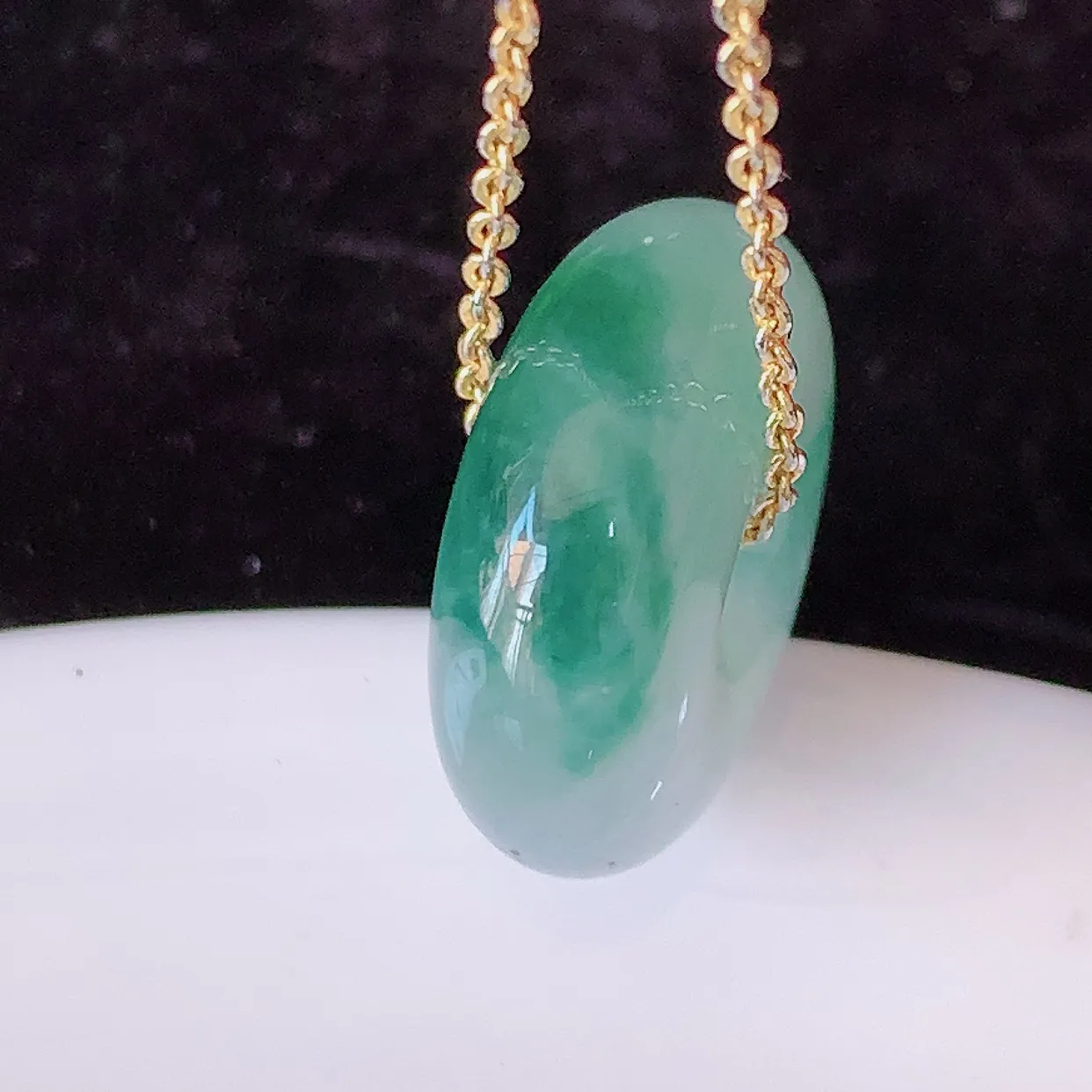 自然光实拍，冰种飘花翡翠平安扣吊坠，翠色灵动，种老水足，寓意好，品相佳，佩戴佳品！#57.26