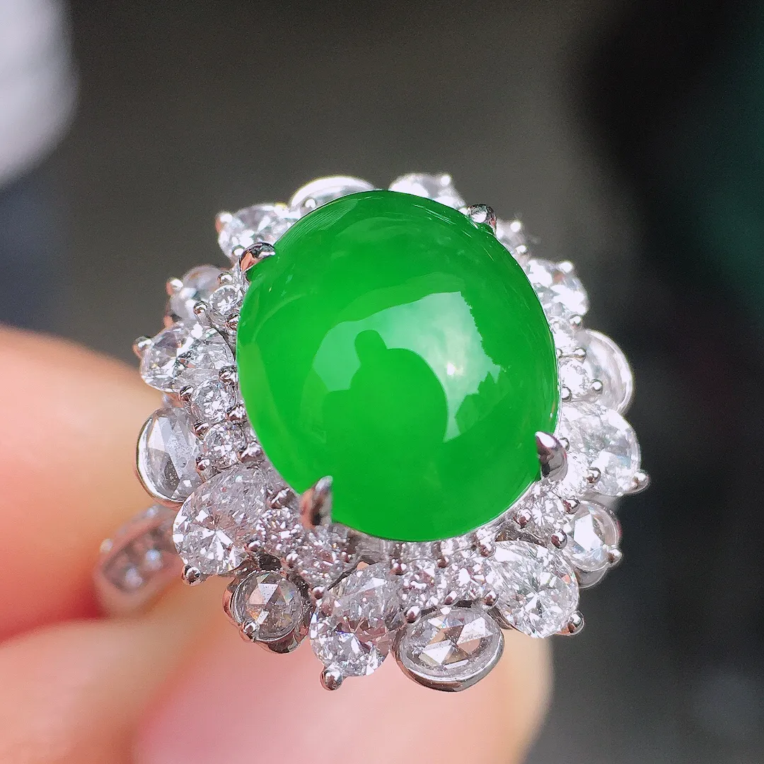 阳绿蛋面戒指，色泽均匀艳丽，玉质细腻，荧光感超
强，饱满圆润，尽显优雅气质，18k
金豪华镶嵌