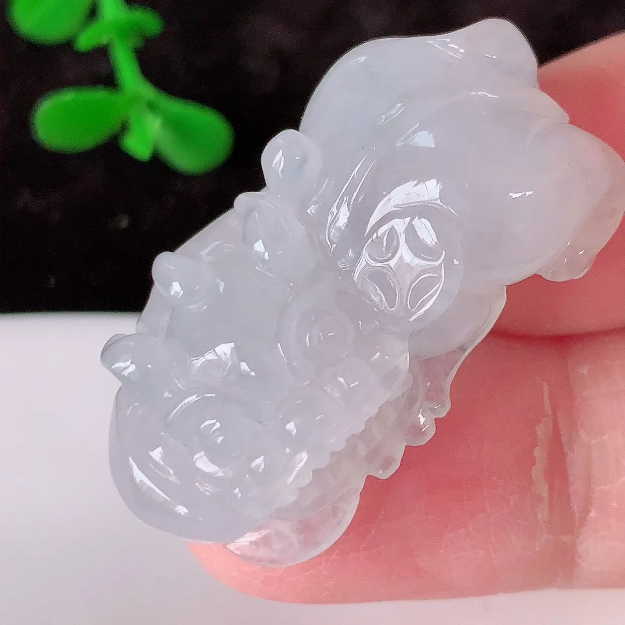 自然光实拍，冰种翡翠招财貔貅吊坠，民间有“一摸貔貅运程旺盛，再摸貔貅财运滚滚，三摸貔貅平步青云 ”的