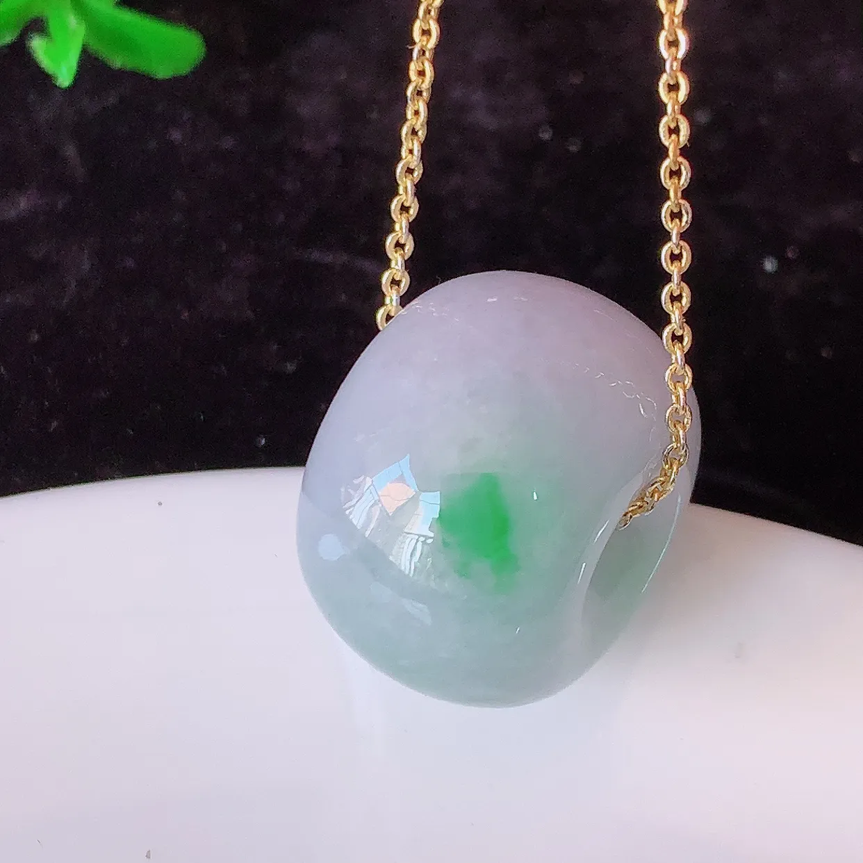 自然光实拍，冰润飘绿翡翠路路通吊坠，寓意时来运转、财源滚滚，款式新颖时尚，日常百搭的款！配图银链#57.27