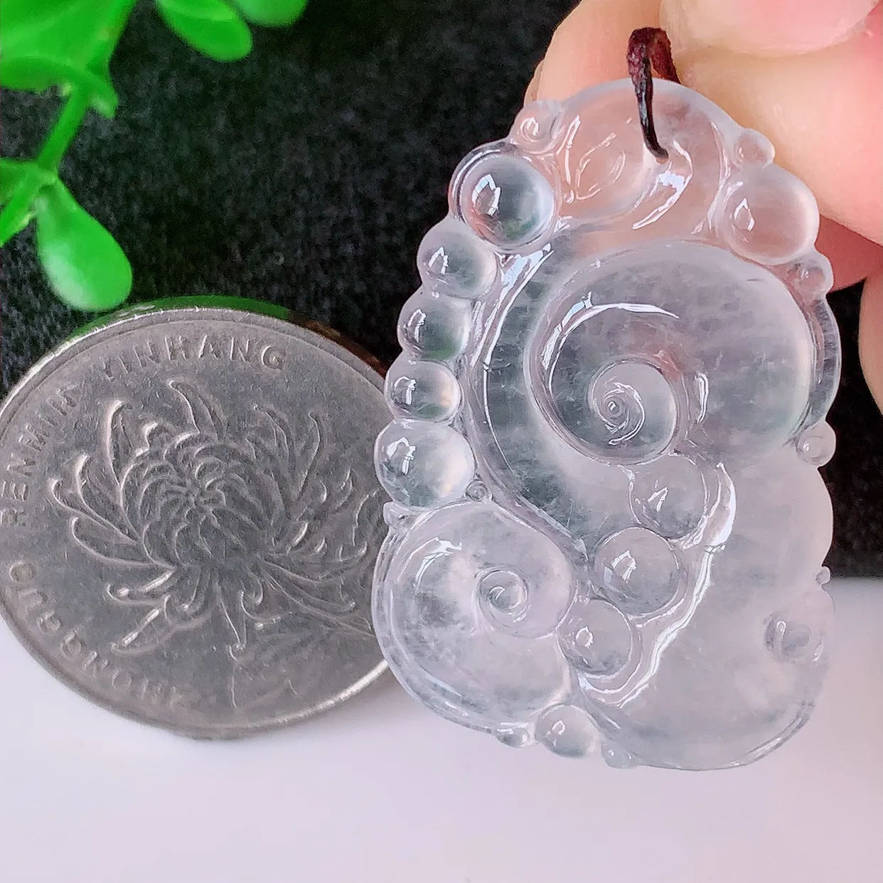 自然光实拍，冰种翡翠如意吊坠，玉坠百搭又精致，寓意着吉祥，事事如意！#01.26