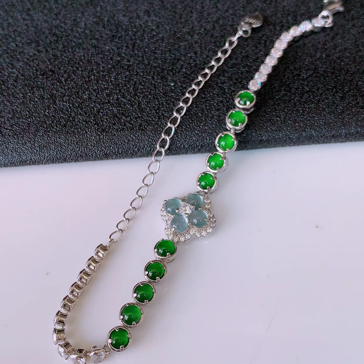 冰透满绿翡翠925银镶嵌手链，自然光实拍，翠色灵动，颜色漂亮，种老水足，品相佳，佩戴佳品！#97.26取一整体12.6*12.5-4.5裸石3.5*3.5