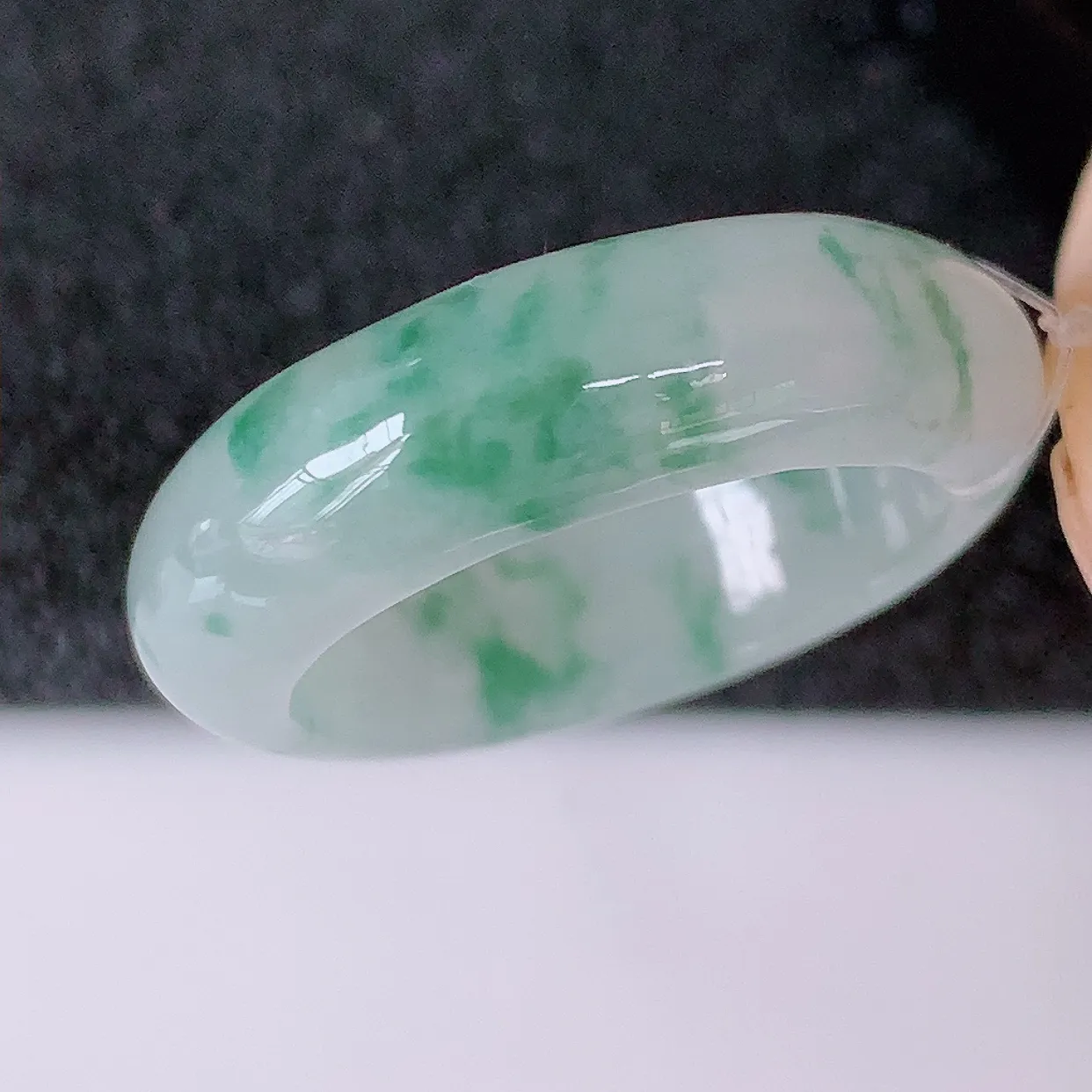 自然光实拍，17.2mm内径冰飘花翡翠指环，玉戒指，玉质莹润，好精美好冰润的指环，14圈口，上手纤巧！#49.29尺寸17.2*6*3.2