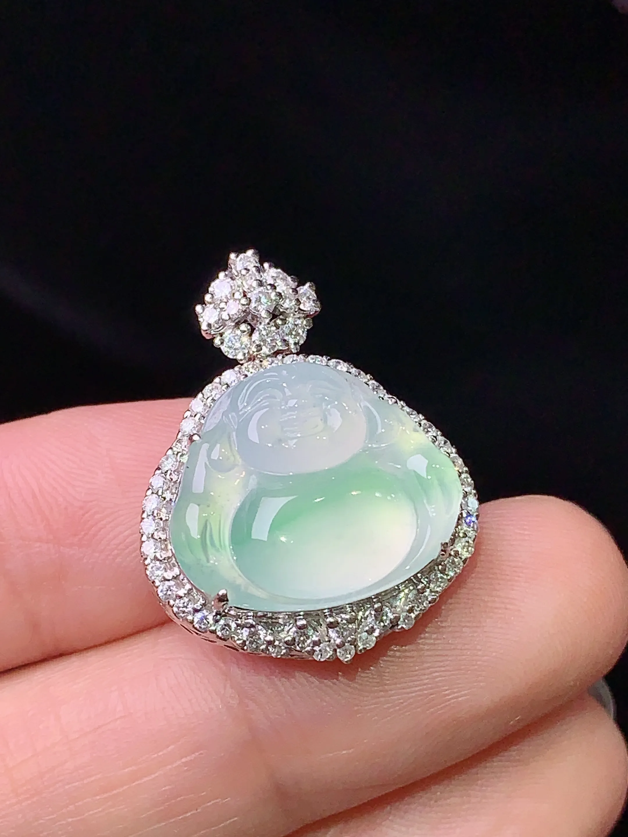 18k金钻镶嵌飘绿佛公吊坠 玉质细腻 色泽艳丽 水润亮眼  整体尺寸24.8*19.3*9.8