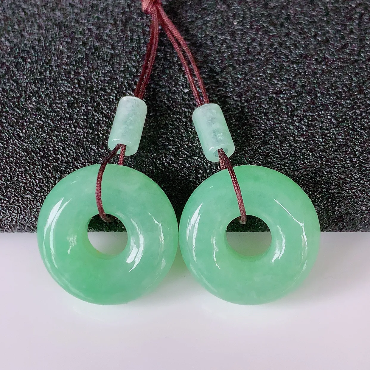 自然光实拍，满绿翡翠一对平安扣耳坠，翠色灵动，玉质细腻，颜色漂亮，品相佳，佩戴佳品！配图银线 #57