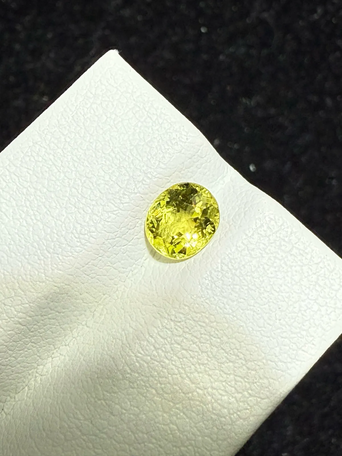 1.22ct天然马里榴石裸石，尺寸6.6*5.6*4毫米，颜色美艳 ，晶体通透，火彩足