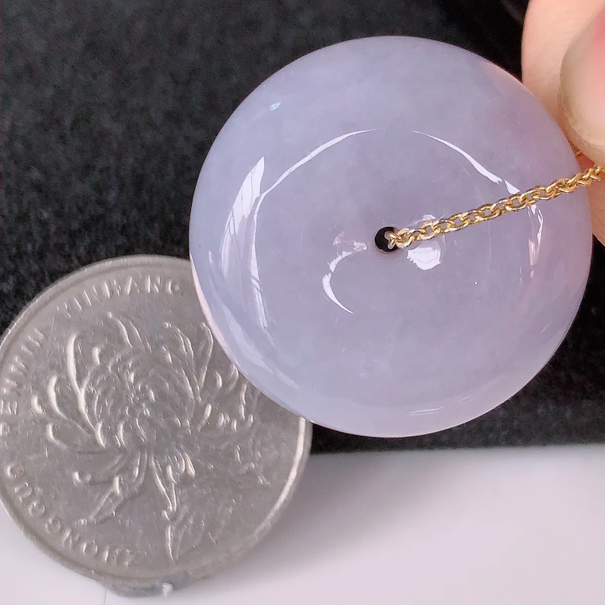 自然光实拍，冰润紫罗兰翡翠平安扣吊坠，形体饱满圆润，平安扣肥嘟嘟的，平平安安，种水很好，配戴精美！#57.29