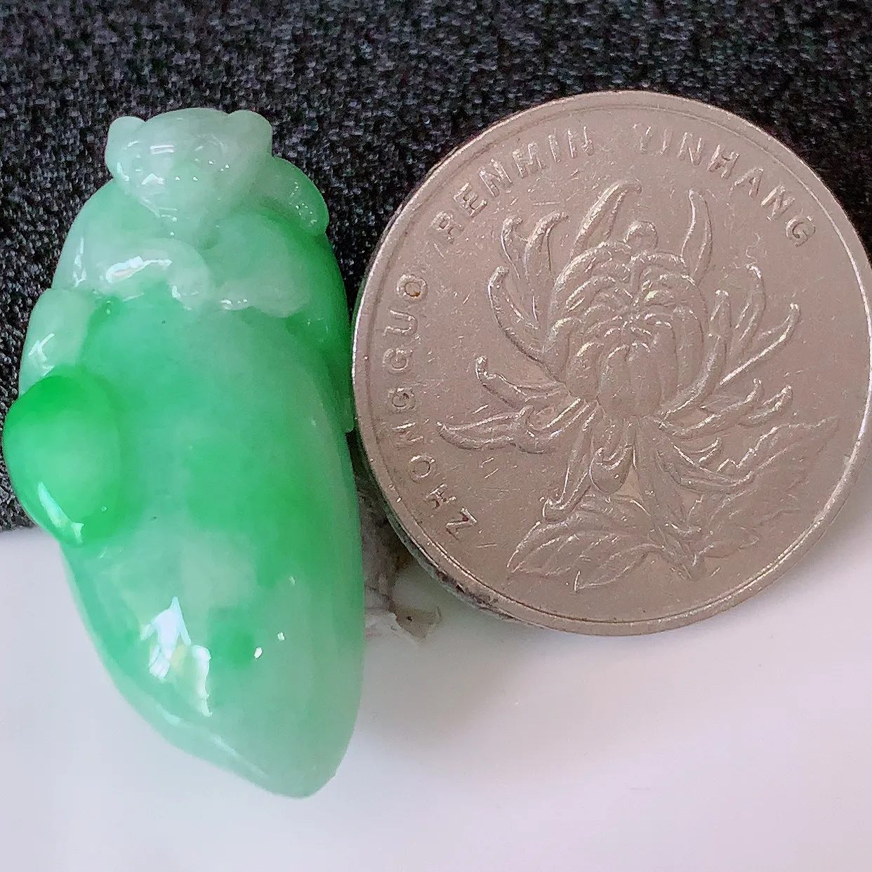 自然光实拍，水润飘绿翡翠招财福瓜吊坠，精美饱满福瓜，种水足，形态圆润饱满，福相十足 ！#05.26