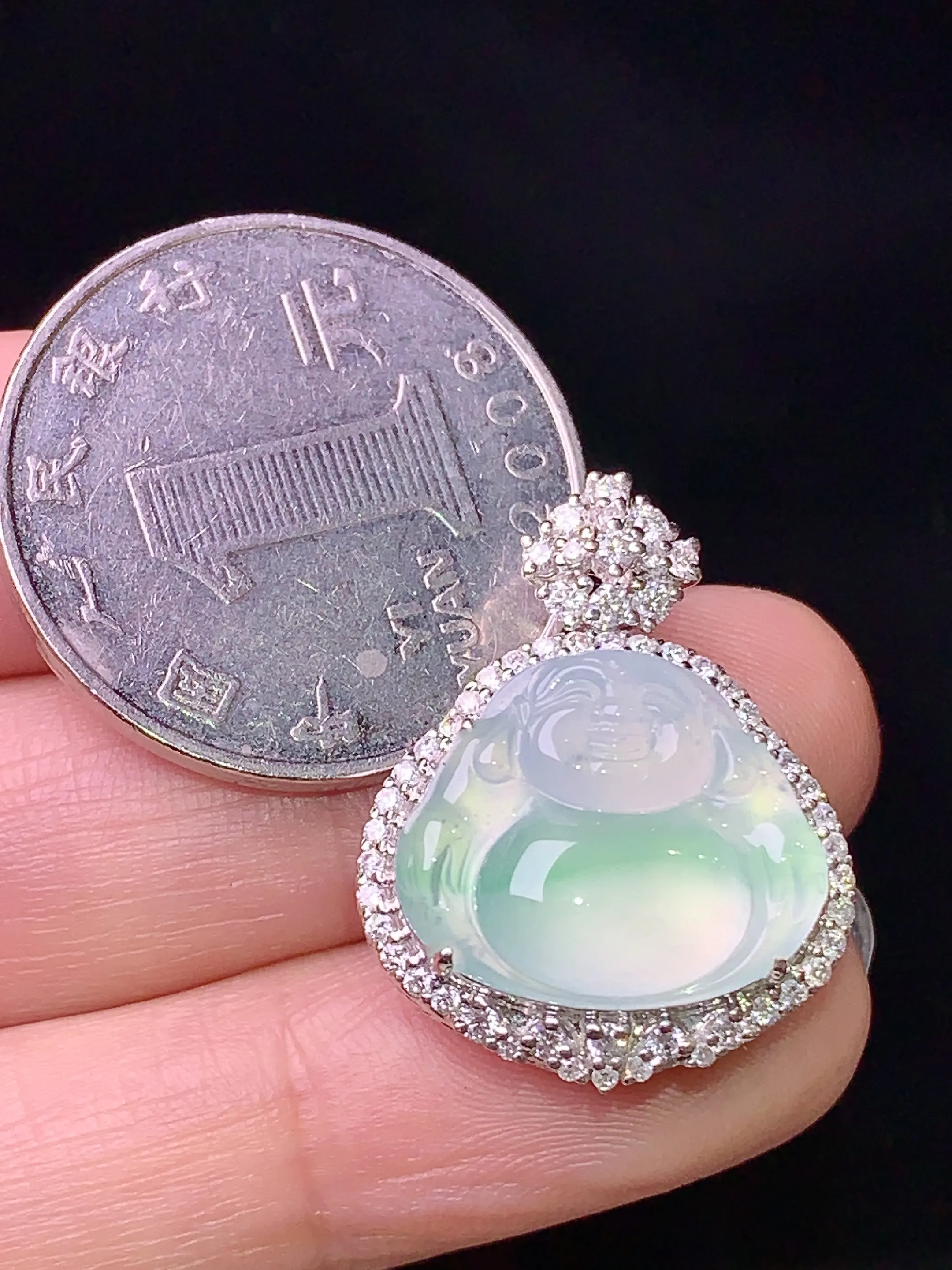 18k金钻镶嵌飘绿佛公吊坠 玉质细腻 色泽艳丽 水润亮眼  整体尺寸24.8*19.3*9.8