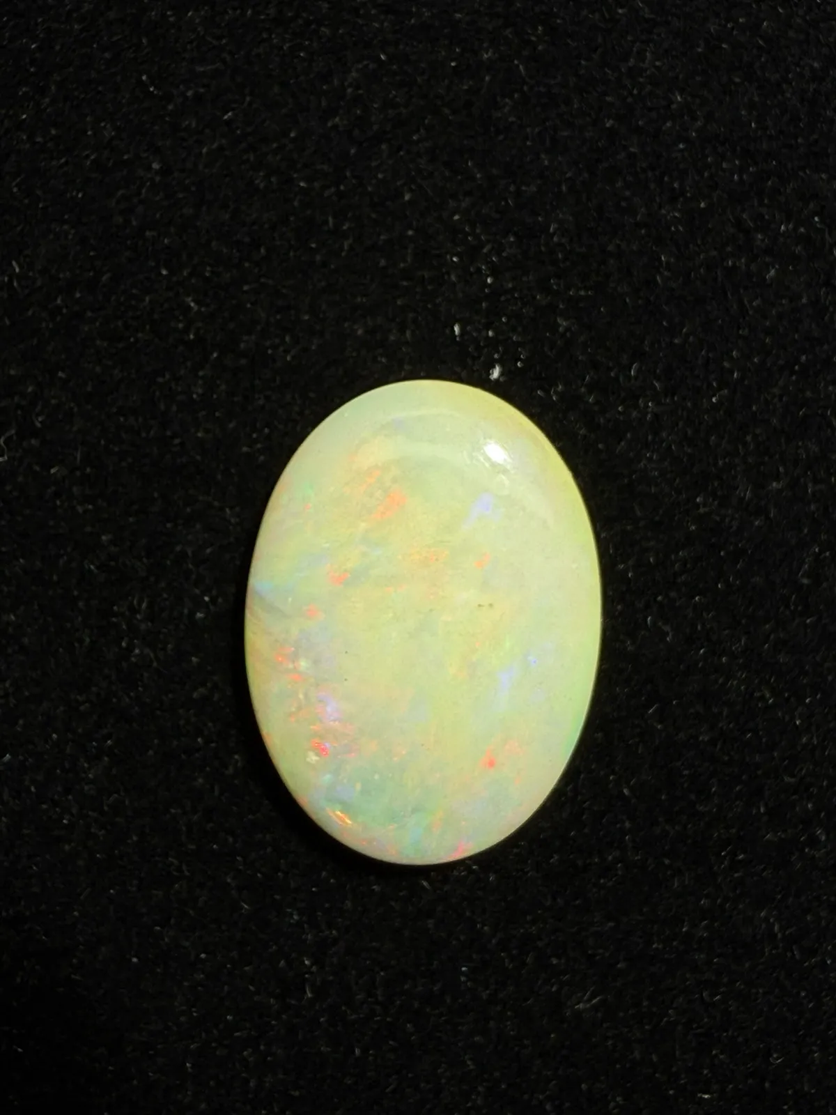 5.71ct天然彩欧泊裸石，尺寸18.5*13.5*4.2mm，颜色美艳，油画般色彩，火彩足。